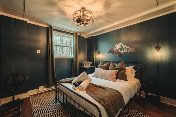 Bonus Room- 1 Queen Bed