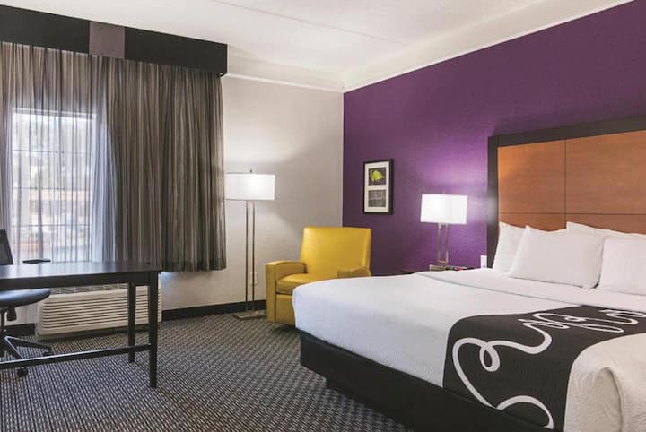 Minutes From Mco + Shuttle & Free Breakfast - Orlando, FL