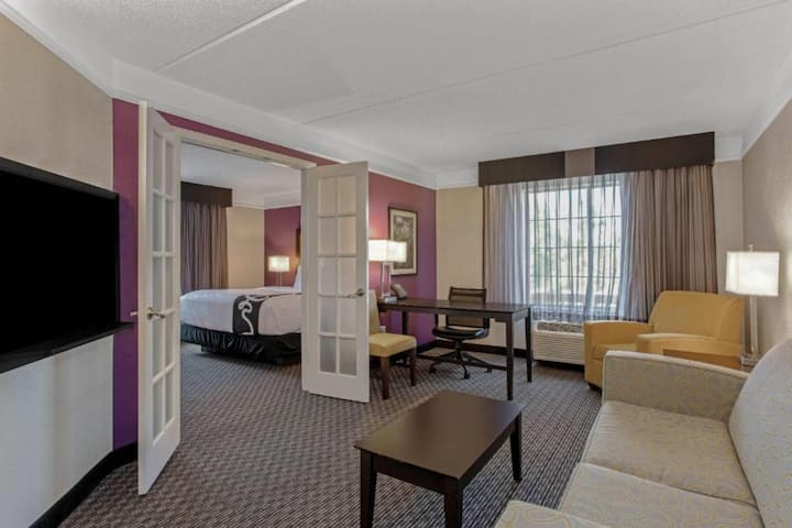 King Suite Near The Airport W/ Shuttle + Pool - Orlando, FL