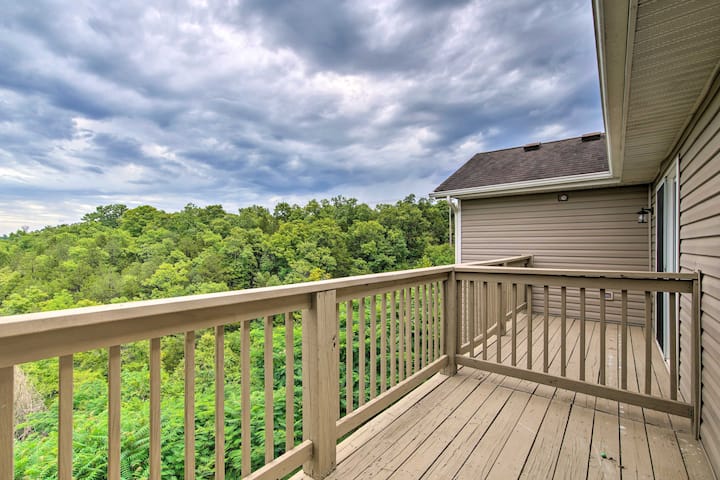 Mtn Views & Pool Access: 2 Units Near Dtwn Branson - Branson, MO