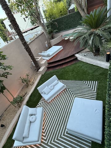 Gorgeous Hollywood Hills living! Spacious/Private