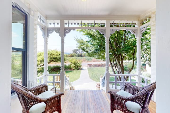 Healdsburg Victorian Cottage On Vineyard Estate - Healdsburg, CA