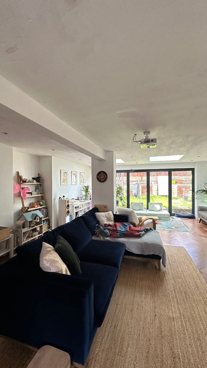 Light-filled Family Home With Garden & Cosy Living - Guildford