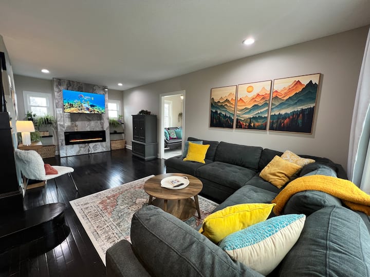 Happy Yellow House-modern Retreat In City! - Kansas City, KS