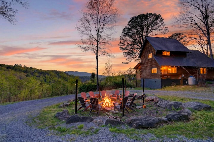 Covered Deck Fire Pit Mountain Views - Townsend, TN