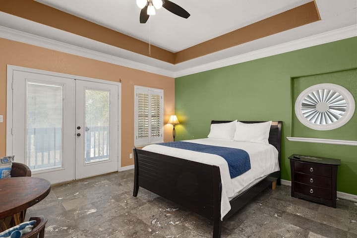 Relájese con comodidad en esta espaciosa habitación de invitados, donde una cama tamaño queen y un ambiente acogedor facilitan la recuperación.