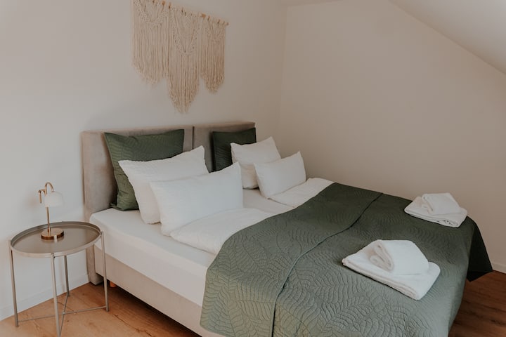 Gemütliches Schlafzimmer mit Kingsize-Boxspringbett (180x200cm) für erholsamen Schlaf