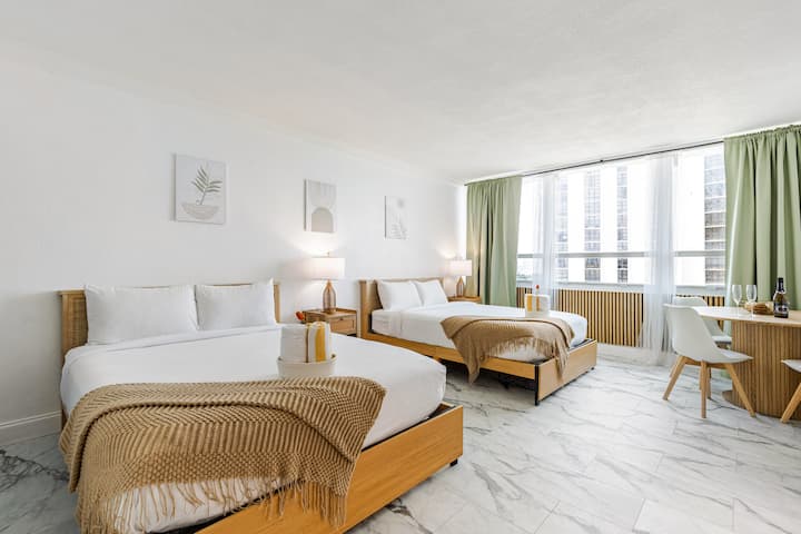 Charming Apt With Bay View, Newly Renovated - Miami Beach, FL