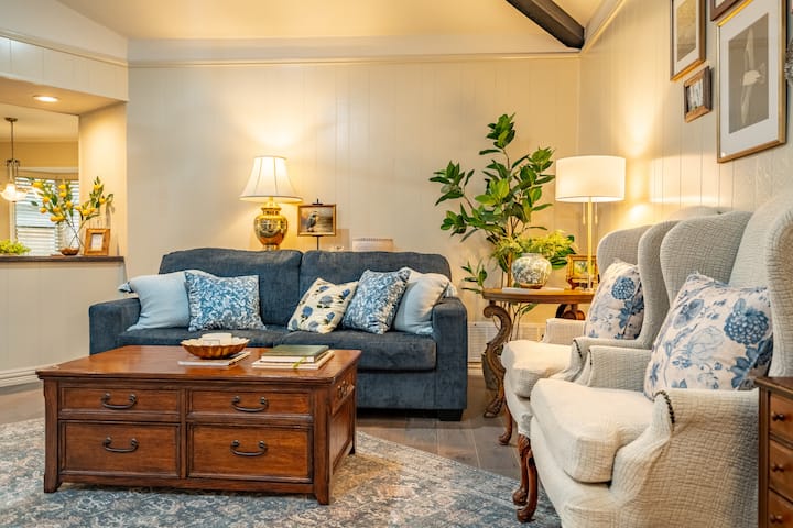 Cozy Designer Home | Firepit, Game Room + Theater - Irving, TX