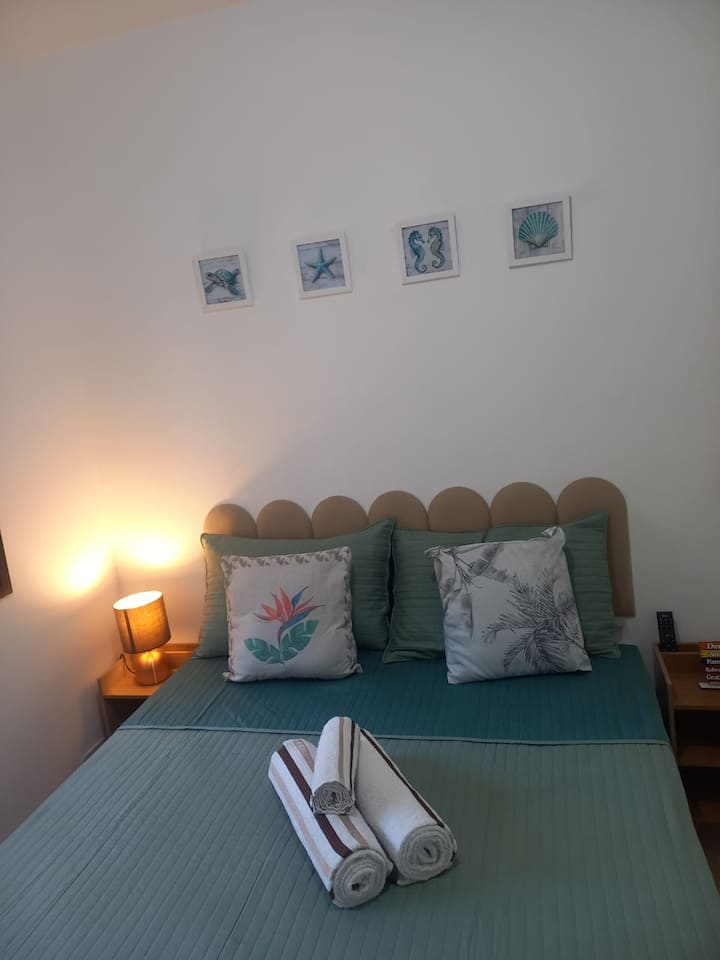 Una habitación preciosa, acogedora y decorada, con ropa de cama completa.