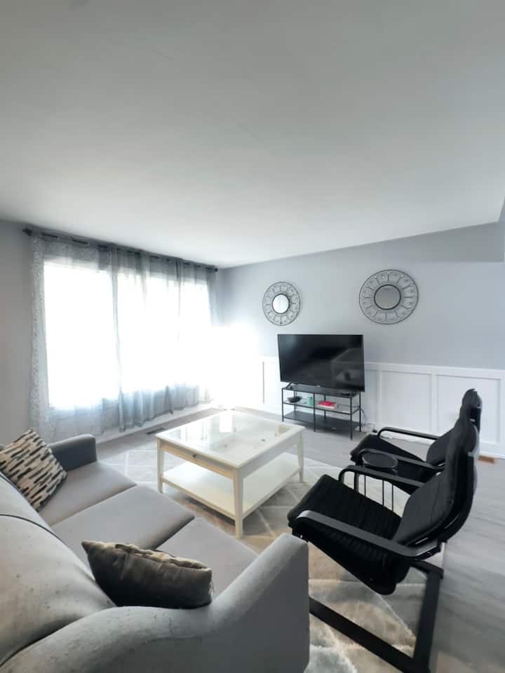 Modern 3 Bed Retreat | Close To Campus - Waterloo, ON, Canada