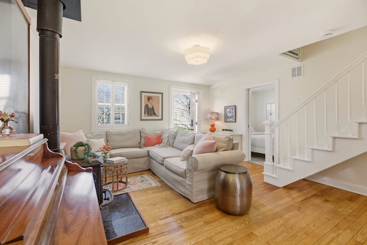 Newly Refinished Private Freestanding Guesthouse - Rhode Island