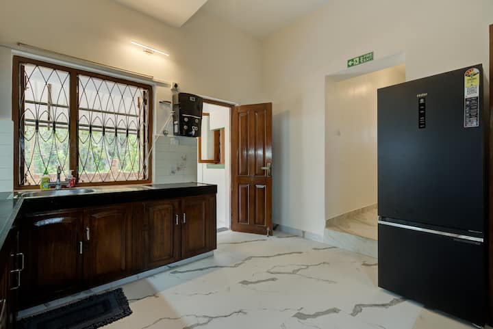Full kitchen image 2