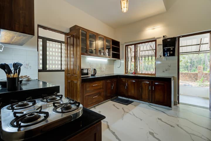 Full kitchen image 1