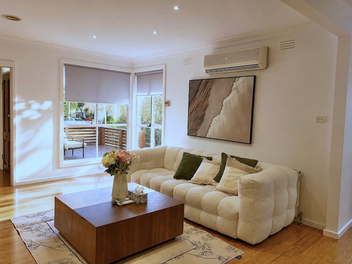 Glen Waverley Family Retreat | 4br & Parking - Box Hill