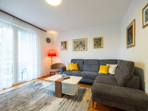 Successful Airbnb property: Sunny balcony 5 min walk to Lapad beach in Grad Dubrovnik