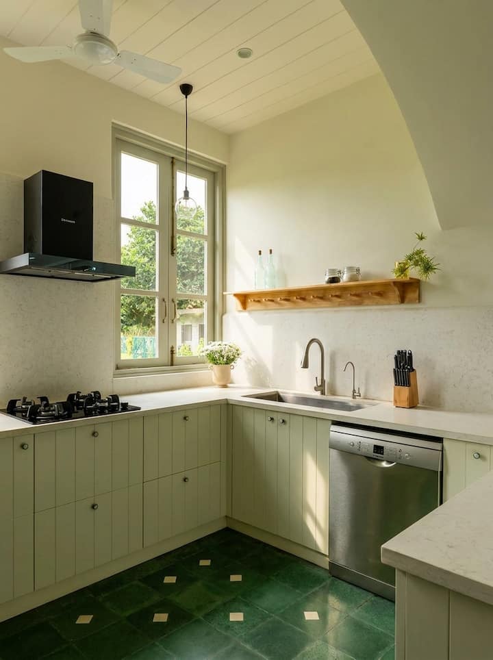 Full kitchen image 2