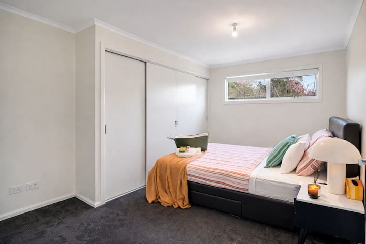 Private Spacious Entire Home Close To Airport - Hobart
