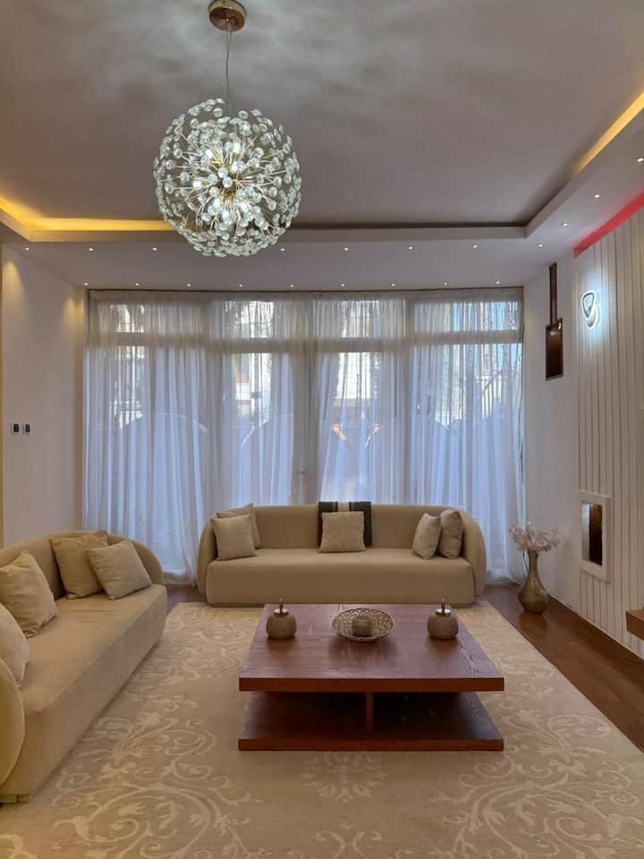 This Spacious Home Offers 5 Bedrooms And 2 Kitchen - Addis Ababa