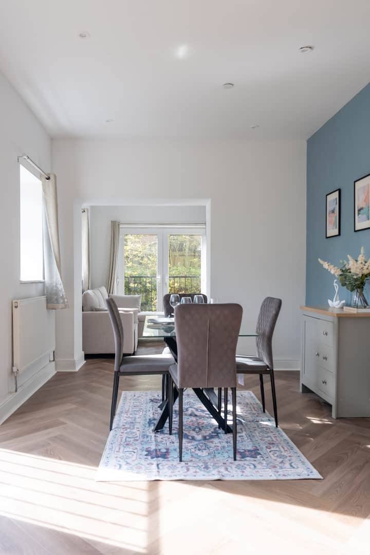 2 Br Apartment- Private Parking - Newport