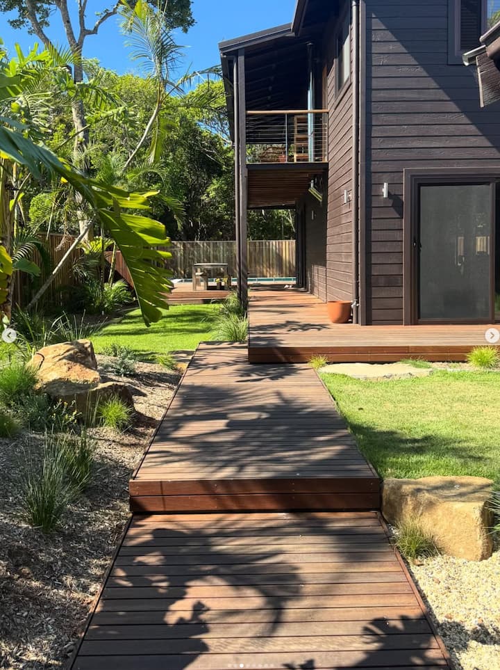 Timber Beach House - Steps From Ocean. - Lennox Head