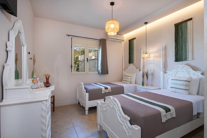 Quarto confortável com duas camas aconchegantes, projetado para noites tranquilas e relaxantes.