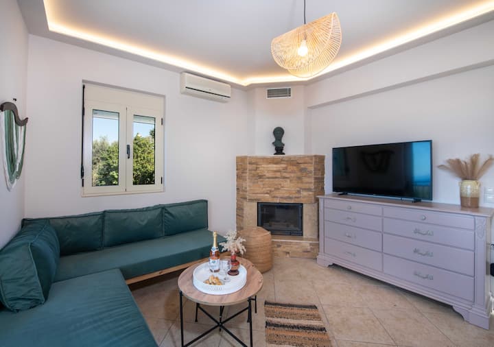 Sala de estar aconchegante com um sofá confortável, TV e lareira, perfeita para relaxar e aproveitar sua estadia.