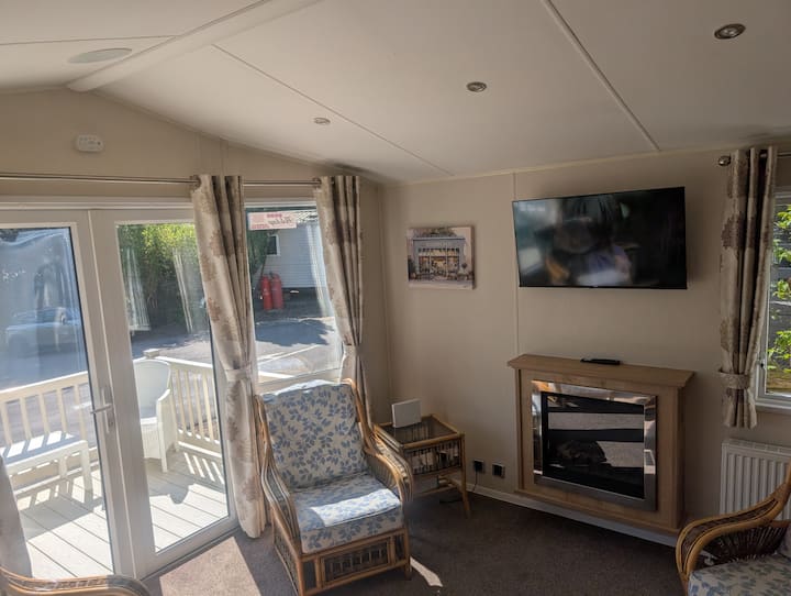 Monument - 2 Bedrooms Sleeps 4 - Bexhill