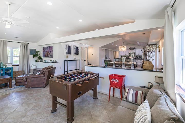 Lakefront Compound | Beach | Hot Tub | Sleeps 14 - North East, PA