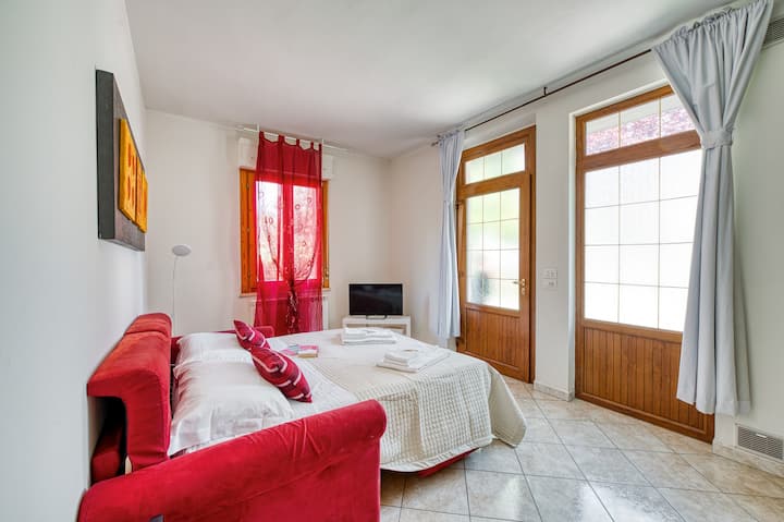 Guesthost - Comfy Apartment 200 Mt From The Lake! - Castiglione del Lago