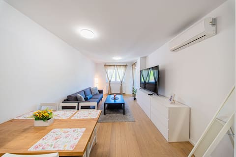 Popular Airbnb listing: Flex SelfCheckIns 272/1 Bedroom / Loggia / Parking in Podsused Vrapče