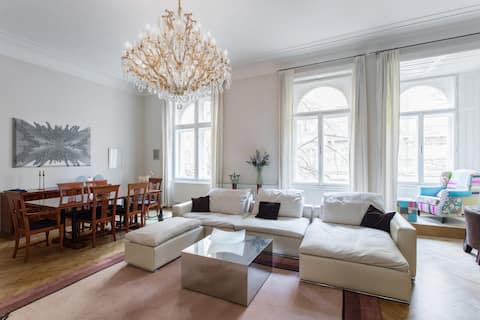 Top Airbnb: Beautiful and spacious flat on Parizska in Josefov