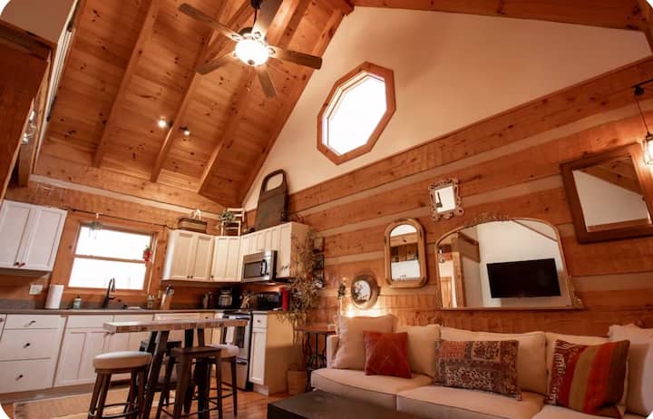 Romantic Cabin/woods *Popular Rental-new Owners - Hot Springs, NC