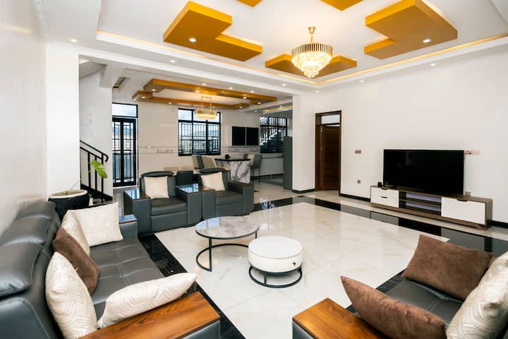 Arise N Shine Luxury Home: 4br, Pool, & Parking - 盧安達