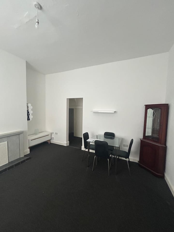 Spacious 2 Bedroom, Great Location, Private Patio - Rochdale