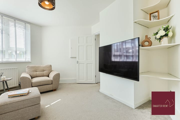 Teddington, One Bedroom Flat, Parking - Twickenham