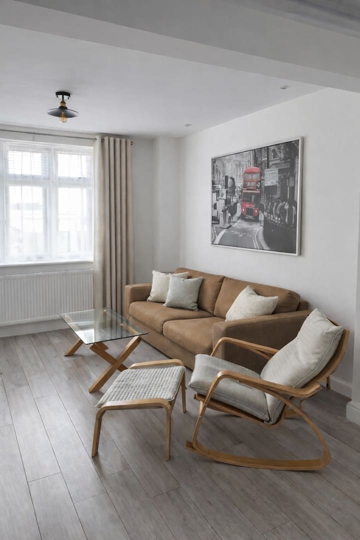 Modern City Centre Home With Private Garden - Chelmsford