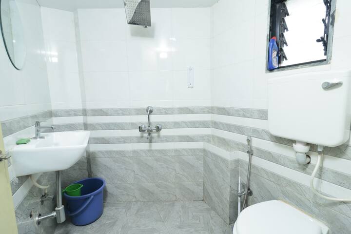 Full bathroom 5 image 1