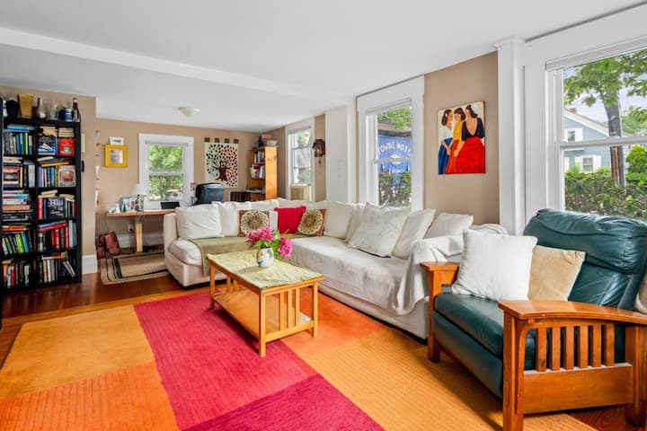 Cozy King Room Near Downtown Camden - カムデン, ME