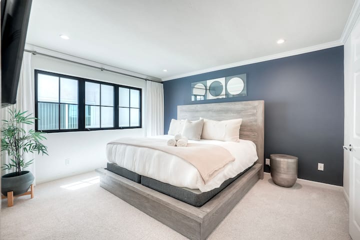 Cómodo dormitorio con cama queen y baño privado, ideal para disfrutar de mayor privacidad.