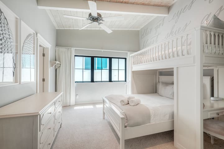 Dormitorio loft único con baño privado, perfecto para familias o para opciones de alojamiento flexibles.