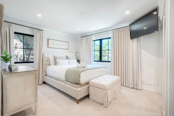 Un dormitorio sereno con cama tamaño king y baño privado, diseñado para la comodidad y la relajación.