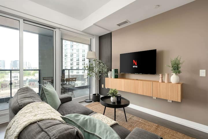 Downtown Condo For 4 - Steps To Eaton Centre! - Toronto