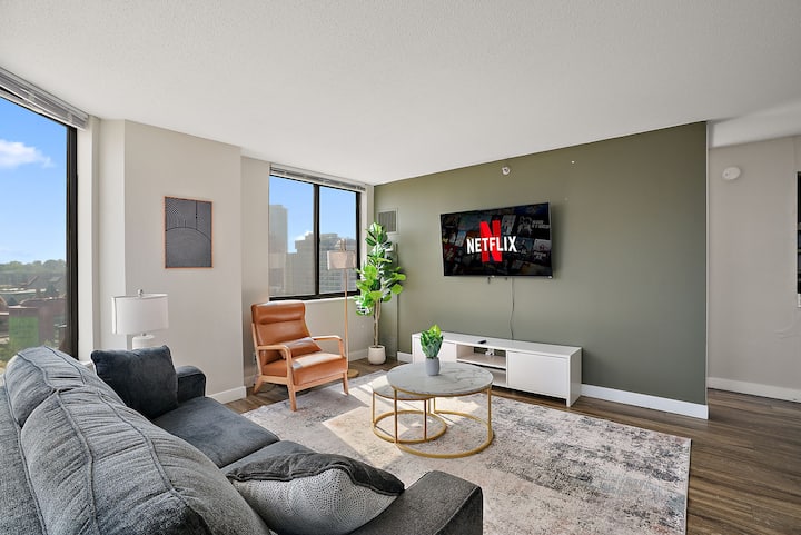 Amazing Downtown Apt: Gym • Pool • Rooftop Lounge - Minneapolis, MN