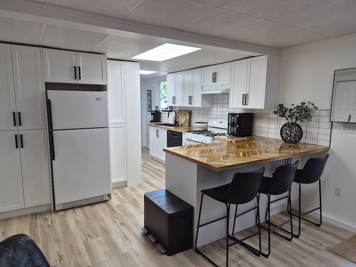 Private Garden Walkout Suite In Maple Ridge - メイプルリッジ