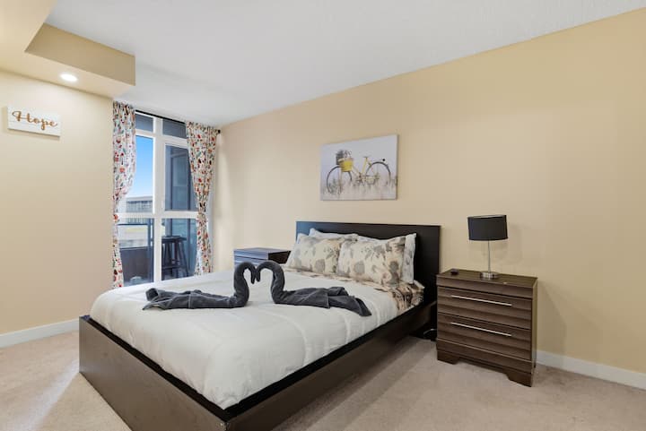 Designer Condo W/ Skyline Views & Free Parking - Toronto