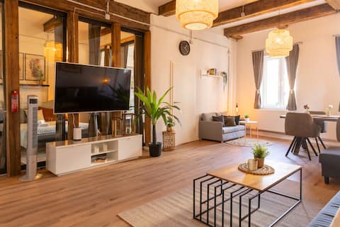 Erfolgreiche Airbnb-Immobilie: 120-m² loft with water views in the Speicherstadt in Altstadt