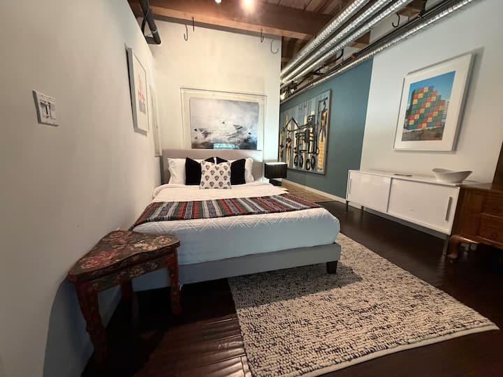 Spacious Loft | 2 Beds | Parking | Spacious - Vancouver
