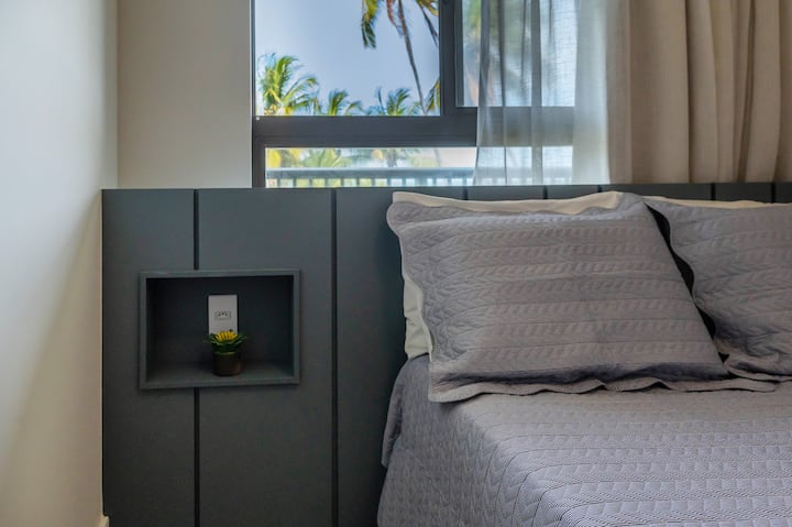 Habitación funcional y acogedora con aire acondicionado y vistas a la playa.