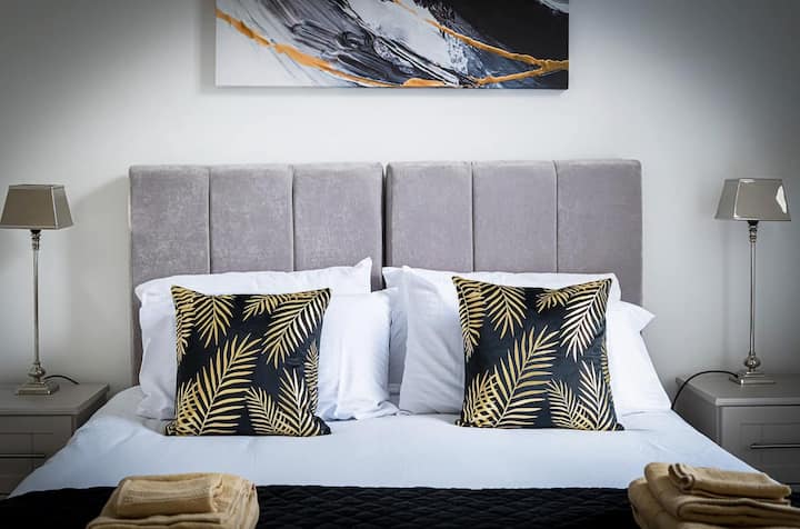 This room features a versatile zip-link bed that can be configured as two singles or as a super king. Please inform us of your preference before your arrival. The default configuration is 2 single beds.